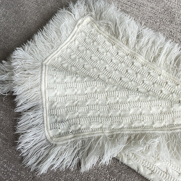 Classic cable knit fringed shawl - Picture 9 of 9